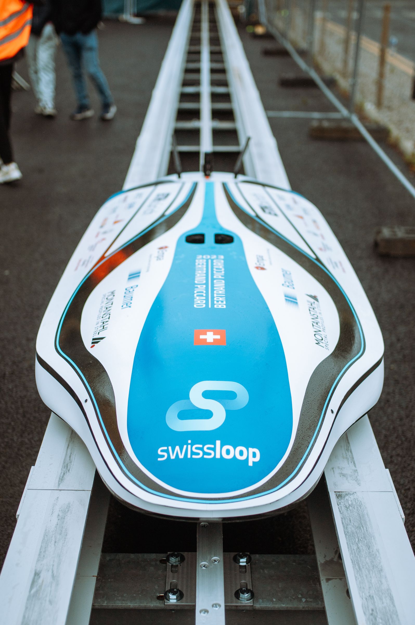 Nose of Bertrand Piccard head-on on the track